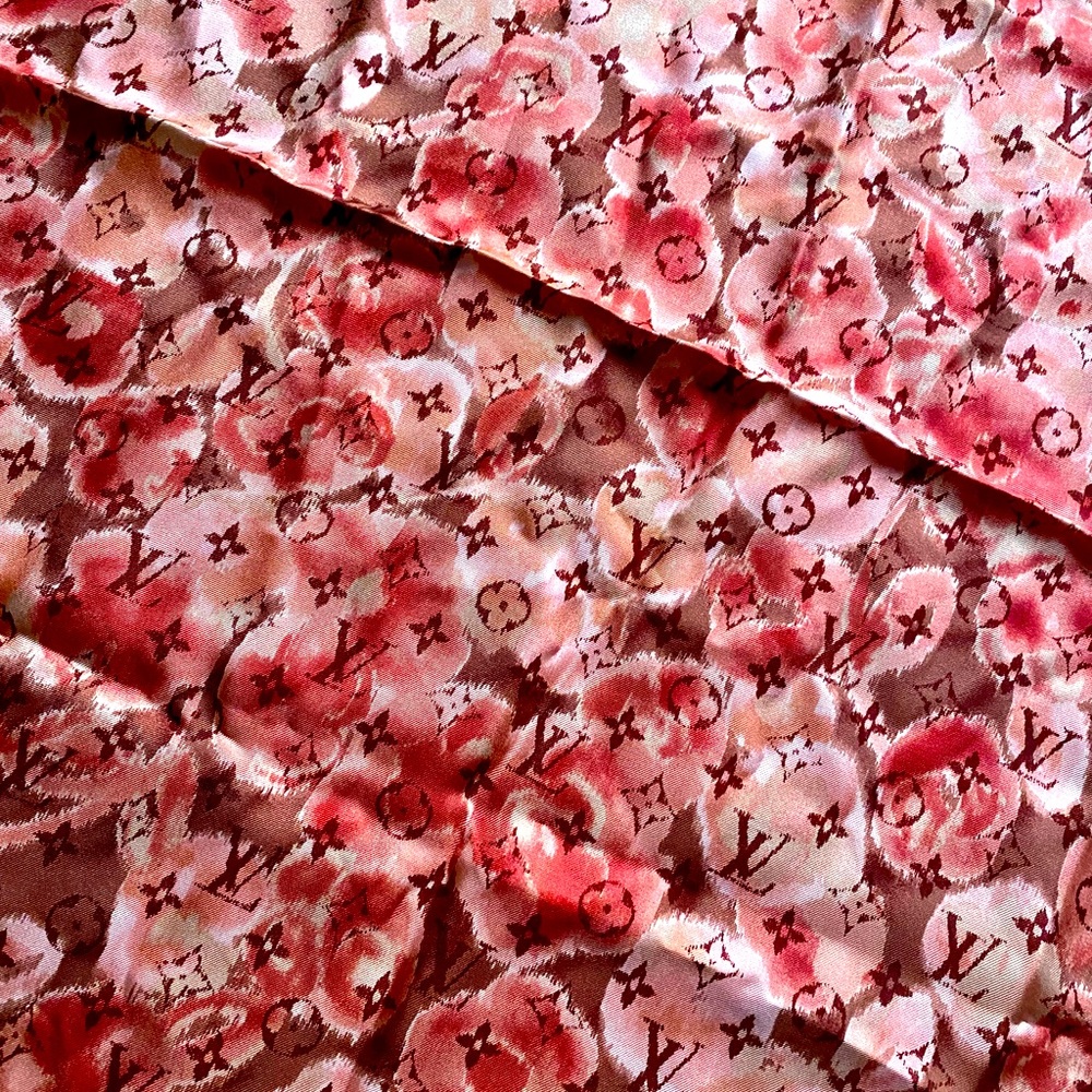 Louis Vuitton Paris silk 🧣 NWOT Pink 💯 Silk Scarf - Picture 4 of 6
